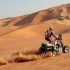 Rafal Sonik na podium Abu Dhabi Desert Challenge - na postyni
