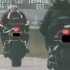 Motocyklista lamie przepisy wpada na forum - nagranie z rejestratora
