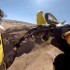 Ronnie Renner i Davi Millsaps lataja po pustyni - w powietrzu