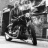 Motocyklista i fotograf  pasja do kwadratu - Na motocyklu