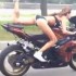 Stunt w bikini  kobiecy sposob na jazde motocyklem - bikini