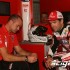 Carlos Checa opusci Alstare Ducati - Checa w boksie