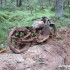 Motocykl wykopany w lesie - 7 zardzewialy moto