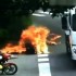 Motocykl staje w plomieniach po zderzeniu z ciezarowka - motocykl w ogniu