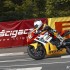 Dean Harrison najszybszy w Lightweight TT - motocykl na tle logo scigacz tourist trophy c mg 0056