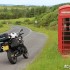 Ania Jackowska  motocyklem na szkocki polmaraton - budka telefoniczna przy szkockiej drodze