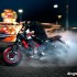 Stunter13 w reklamie Yamahy MT07 Moto Cage - burnout