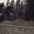 Motocyklem w opuszczonym obozie w Rosji - Na kole