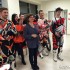 Motocyklista dzieciom  sprawiac radosc bezcenne - ekipa KTM