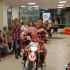 Motocyklista dzieciom  sprawiac radosc bezcenne - przejazdza po szpitalu