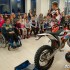 Motocyklista dzieciom  sprawiac radosc bezcenne - wyklad dla dzieci