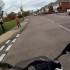 Dziecko rzuca kamieniem w motocykliste - kamieniem w motocykliste