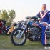 Doug Danger przeskoczy 22 samochody na Harleyu - doug danger skok evel knievel harley