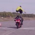 Jak skoczyc nad dwoma jadacymi motocyklami - skok nad motocyklami