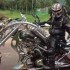 Predator przylapany na motocyklu - Predator