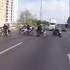 Motocyklisci blokuja autostrade zeby uratowac psa - pies na autostradzie