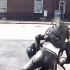 Pechowa motocyklistka i gleba na stacji benzynowej - wywrotka