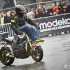 Motocyklowy weekend w Salonie Modeka Wroclaw - Mochufreestyle com pokaz stuntu
