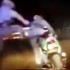 Policjant brutalnie atakuje motocykliste - policjant kopie motocykliste