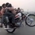 Piec osob jedzie motocyklem na kole - wheelie w pieciu