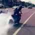 Niezbyt legalne drift motocyklem w srodku miasta - drift w miescie