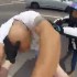 Szalony mezczyzna atakuje motocykliste - agresja na drodze
