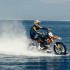 Robbie Maddison surfuje motocyklem - Robbie Maddison jezdzi po wodzie