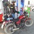 Ceny paliw mocno w dol - Motocykl na stacji benzynowej
