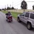 Nerwowy kierowca Jeepa vs motocyklisci - Jeep wyprzedza motocyklistow