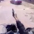Niesamowity poscig policjant strzela z motocykla podczas jazdy - policjant strzela z motocykla podczas jazdy