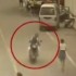 Piekna kobieta przyczyna wypadku - zapatrzony motocyklista