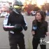 Policjant traci prace za bycie motocyklista - policjant i reporterka