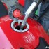UOKiK sprawdzil stacje paliw - tankowanie motocykla