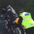 Policjant pomaga odpalic motocykl na pych - Policjant pomaga odpalic motocykl