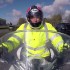 Brytyjska policja tlumaczy jak przeciskac sie w korkach  WIDEO - motocyklista na drodze