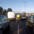 Brytyjska policja tlumaczy jak przeciskac sie w korkach  WIDEO - motocyklista w korku