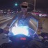 Laska molestuje motocykle na srodku ulicy - Bauns na pasach