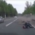 Nietrzezwy motocyklista  sekundy od tragedii - motocyklista na asfalcie