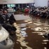 Motocykle pod woda  powodz we Francji - powodz francja motocykle