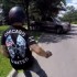 Kierowca pickupa probuje rozjechac motocyklistow - ucieczka autem