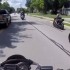 Kierowca pickupa probuje rozjechac motocyklistow - wyprzedzanie motocyklistow
