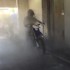 Automatyczna myjnia motocyklem bez schodzenia - motocyklista na myji