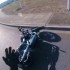 Fu mom Fu  motocyklista potracony przez wlasna matke - motocykl na glebie