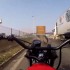 Wybuchajaca opona - rozerwana opona kontra motocyklista