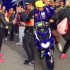 Valentino Rossi na skuterze potraca kobiete przy selfie - motogen video Facebook copy2