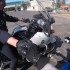 Policyjne zatrzymanie motocyklisty konczy sie dobrze - zolwik z policjantem
