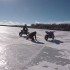 Stunt na zamarznietym jeziorze poszedl nie tak - uciekajacy motocykl na lodzie