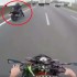 Dziwny wypadek motocyklowy na prostej drodze - dziwny wypadek motocyklowy