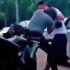 Drogowa agresja czyli bokserskie starcie na ulicy - motocyklista vs kierowca auta
