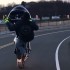 Stunt na motocyklu HarleyDavidson - harley davidson na gumie